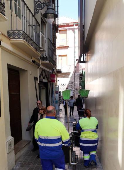 Operarios de limpieza, en el Centro Histórico. 