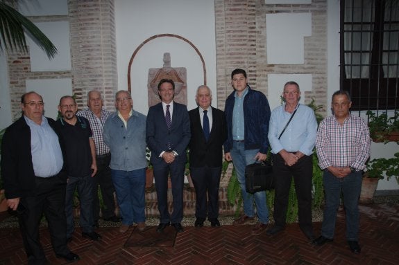 Atencia, en el centro, junto a los miembros de la cofradía. :: e. nieto