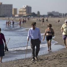 Imagen tomada ayer por la mañana en una playa de la capital, escenario habitual para los mayores que siguen disfrutando del sol.