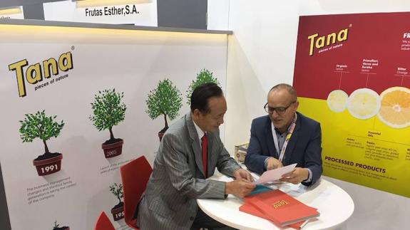Matías Flores, de Tana, en uno de los múltiples contactos mantenidos en Asia Fruit Logística. 