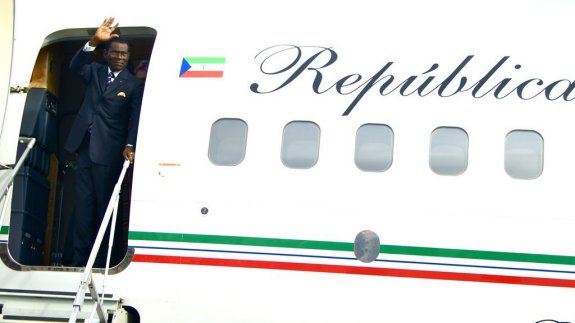Teodoro Obiang, jefe de Estado de Guinea Ecuatorial, desembarca del avión presidencial. :: R. c.