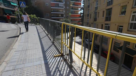 Barandilla rota en la calle San Vicente de Paúl tapada con una valla.