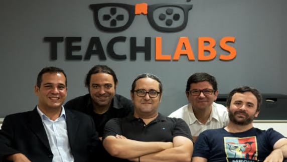 Equipo de TeachLabs, con Juanma Liceras en el centro.