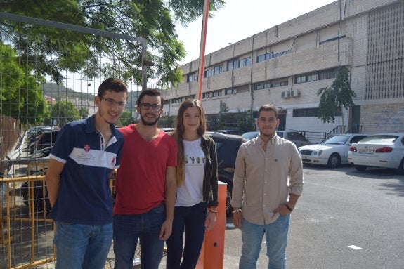 Representantes de Conecta, la asociación de alumnos que recogió firmas para instalar la barrera, posan junto al este dispositivo. 