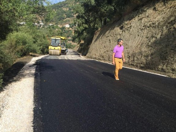 El alcalde supervisó ayer el inicio de los trabajos de asfaltado. 