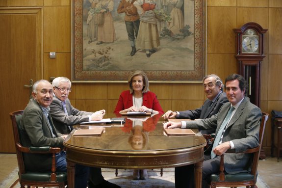 La ministra de Empleo, Fátima Báñez, junto a Juan Rosell, Antonio Garamendi, Pepe Álvarez e Ignacio Fernández-Toxo. :: efe