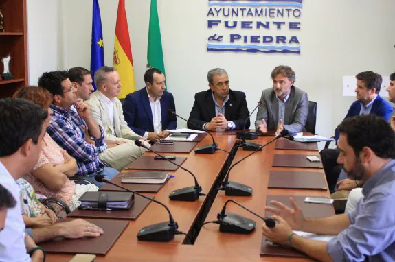 Los alcaldes de la comarca se reunieron ayer con el consejero de Medio Ambiente y el delegado. :: j. lara