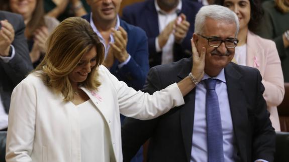 Los diputados socialistas aplauden a Susana Díaz tras concluir su discurso con el que abrió el debate de la Comunidad.