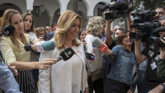 La presidenta andaluza, Susana Díaz, en el Parlamento regional poco antes del inicio del debate 