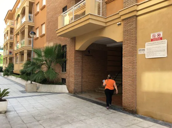 Portal de acceso a la vivienda donde ayer ocurrieron los hechos, en la urbanización Río Güi. :: e. cabezas