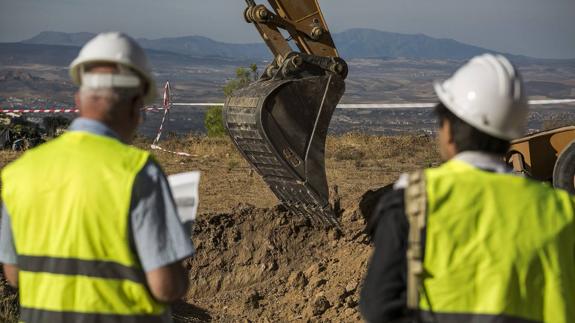 Trabajos de excavación para la búsqueda de la fosa