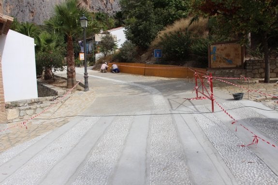 Álora dará un lavado de cara al acceso al Caminito por la barriada de El Chorro