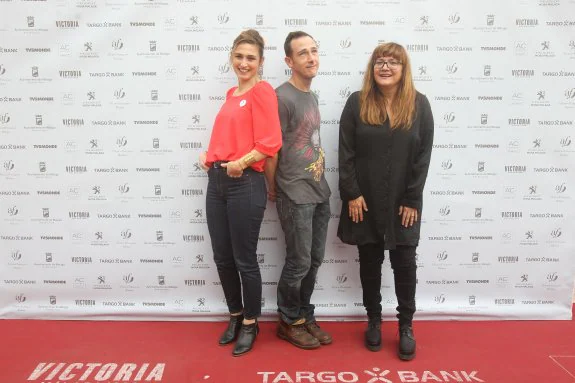 Julie Gayet, Mathieu Busson e Isabel Coixet, ayer, en la presentación del documental en el Albéniz. :: paula hérvele