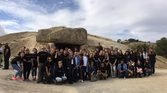 Los estudiantes con el delegado del Gobierno en la entrada del dolmen de Menga.