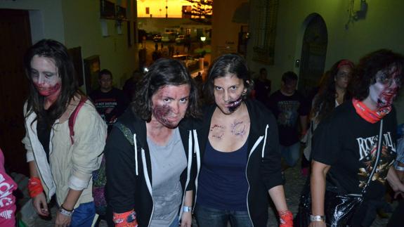 Jóvenes caracterizadas de zombies, anoche en Frigiliana.