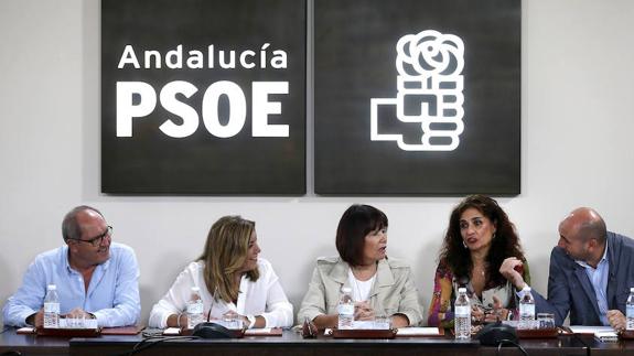 Juan Cornejo, Susana Díaz, Micaela Navarro, María Jesús Montero y Francisco Conejo, en la ejecutiva socialista ayer. 