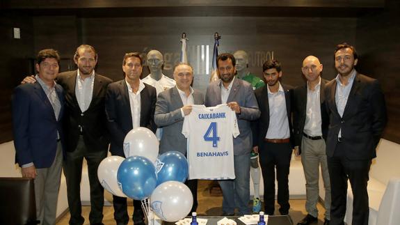 El jeque y Zafra sostienen una camiseta del Málaga junto a Nayef Al-Thani y responsables de CaixaBank.