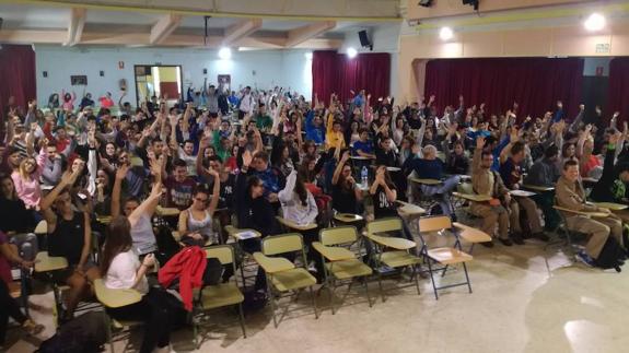 Los estudiantes del IES Rosaleda votaron el martes en una asamblea secundar la huelga