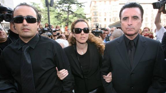 Fidel Albiac, Rocío Carrasco y Ortega Cano, en el funeral de Rocío Jurado