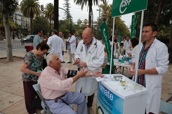 Los chequeos a la población se hicieron en el paseo del Parque. :: ñito salas