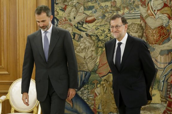 El Rey y Mariano Rajoy, en un momento de su encuentro de ayer. :: Chema Moya / efe