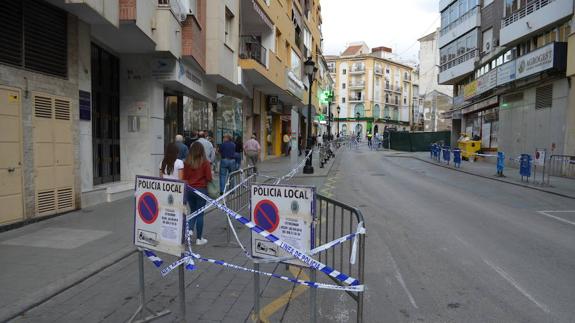 La calle Canalejas permanece cortada desde el pasado viernes