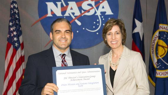 Carlos García-Galán recibe un reconocimiento al trabajo del equipo que dirige en la NASA. 
