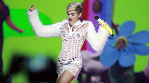 Ganchillo. Miley Cyrus siempre quiere ser la primera en llevar los diseños de la firma española. Lució este modelito en un festival en Las Vegas.