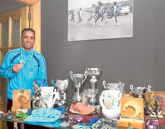 El Mouaziz posa con una parte de sus premios. El resto los acumula en su casa de Marruecos. 