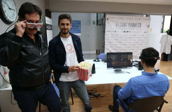 El director Enrique García y el productor Habacuc Rodríguez, junto a espectador que se somete al análisis neuronal mientras ve 'Resort Paraiso' . :: salvador salas