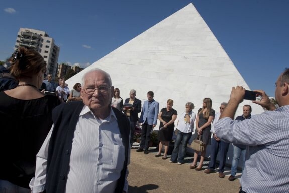 Salvador Guzmán, durante el acto celebrado ayer junto a la pirámide de San Rafael. :: álvaro cabrera