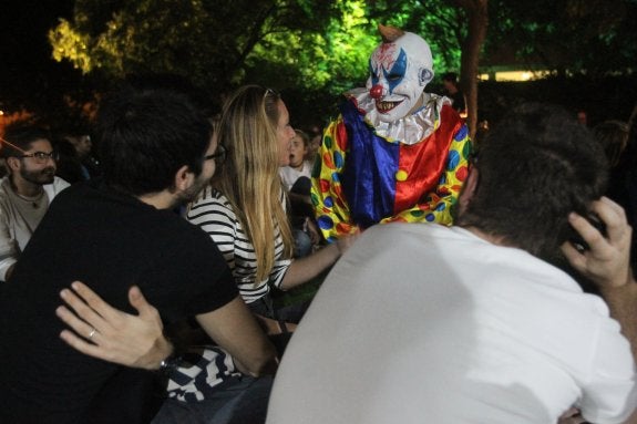 Algunos alumnos conversan con uno de los actores que participaron en la gymkana organizada por Fancine. :: paula hérvele