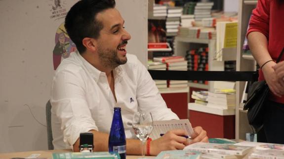 El enfermero Héctor Castiñeira firmó ayer ejemplares de su tercer libro en Málaga. 