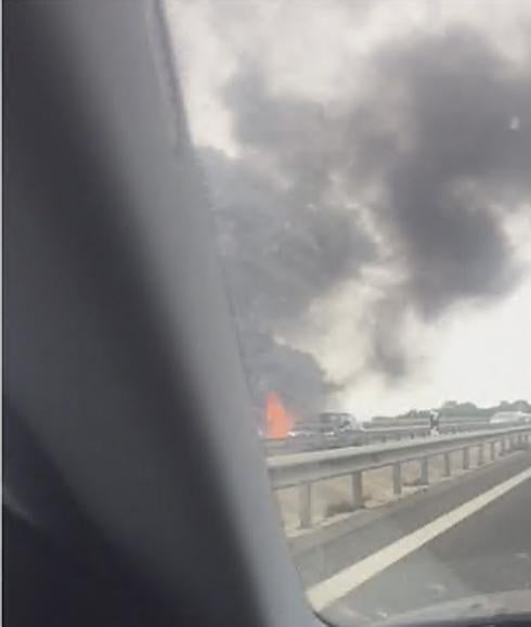 La espectacularidad del fuego ha llamado la atención de los otros conductores