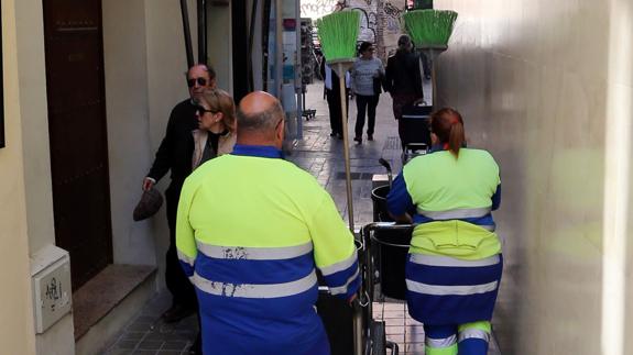 Trabajadores de Limasa en el Centro de Málaga (archivo).