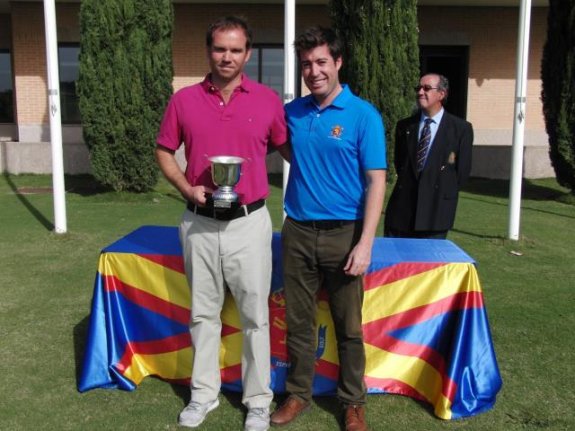 Simón Sainz, con el trofeo. :: sur
