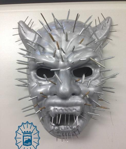 Careta con pinchos intervenida en Halloween. 