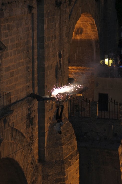 El escapista Víctor Cerro suma el Tajo de Ronda a sus escenarios de magia extrema