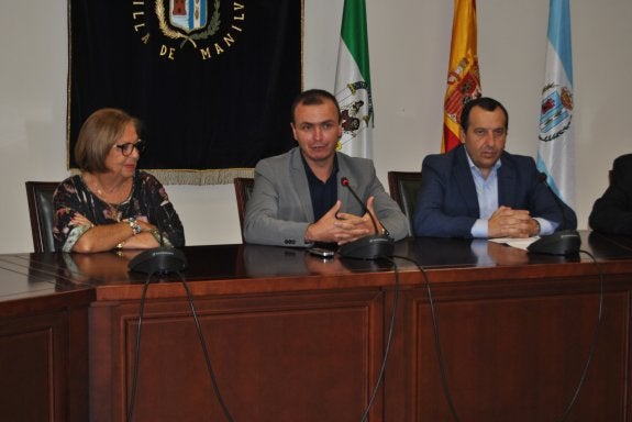 De la Calle, Jiménez y Ruiz Espejo durante la visita institucional de los responsables autonómicos. :: L.P.
