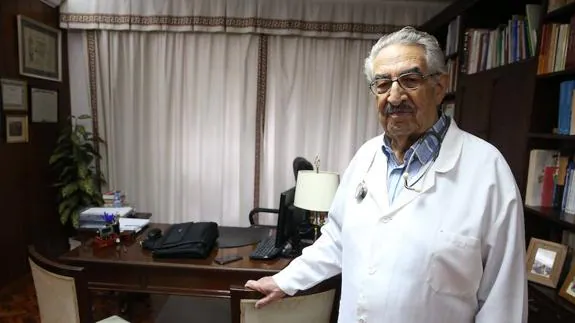 El doctor Rodríguez Cabezas, en su consulta de Muelle Heredia.