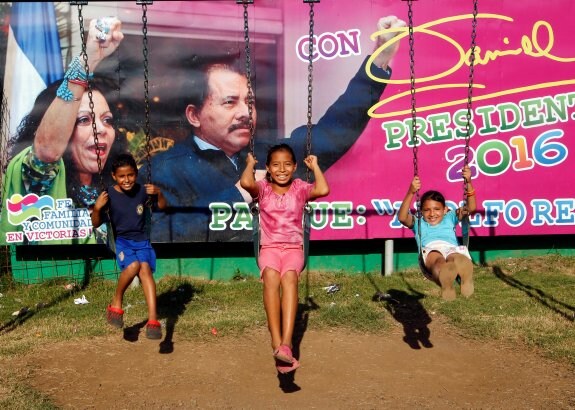 Propaganda de Daniel Ortega y Rosario Murillo en un parque de Managua. :: oswaldo rivas / reuters