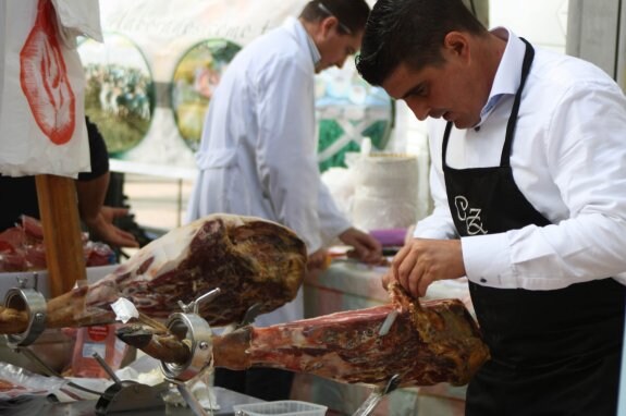 Uno de los cortadores que preparaba raciones de jamón para el público de Campillos.