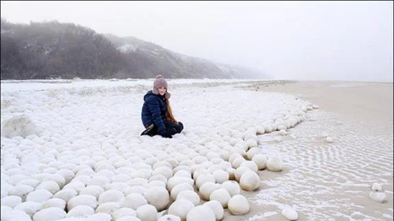 Las bolas de nieve aparecieron totalmente alineadas en la playa