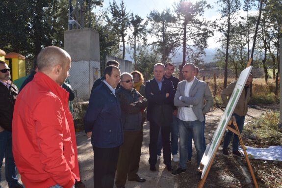 Autoridades de la administración autonómica y local, en los terrenos que ocupará la depuradora.