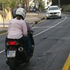 Un motorista circula por el tramo del Camino Nuevo de la calle Ferrándiz, cuyo asfalto está en malas condiciones.