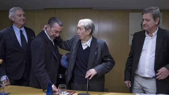 Los púgiles Garcí y Alcántara se saludan, ante la mirada del árbitro Moreno Peralta y Pedraza. 