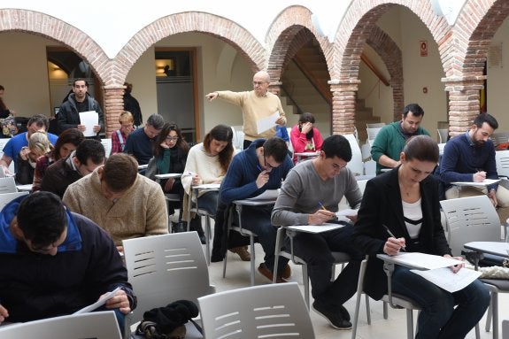 Alumnos de la UNED hacen un examen en Marbella durante el curso pasado (archivo). 