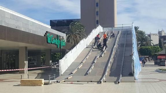 Montaje del Tobogán de trineos junto a El Corte Inglés.