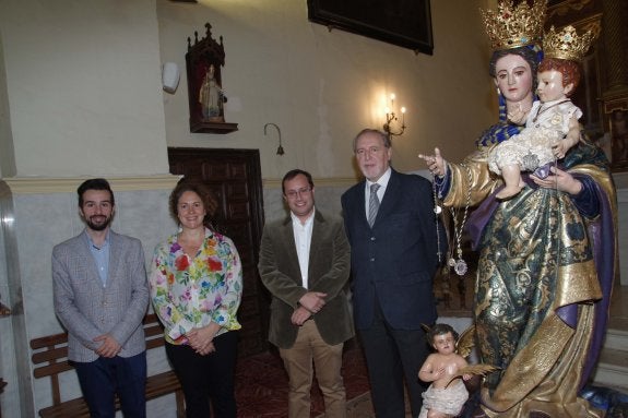 Álvaro Perogil, Cristina Rueda, Enrique Salvo y Luis Plaza, junto a la Virgen. :: E. Nieto