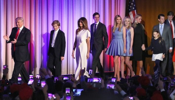 Donald Trump sube al escenario con su familia en la noche electoral. :: afp